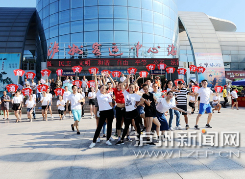 創(chuàng)文“快閃”。姚艾青 攝